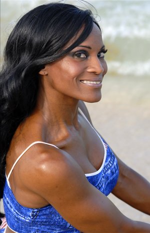 Muscularity pleased to share with you a free gallery with Debra Dunn demonstrating amazing body